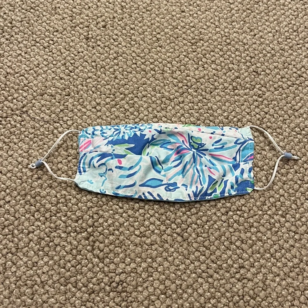 🎁 Lilly Pulitzer Blue and Pink Floral Face Mask - Available as Gift w/Purchase